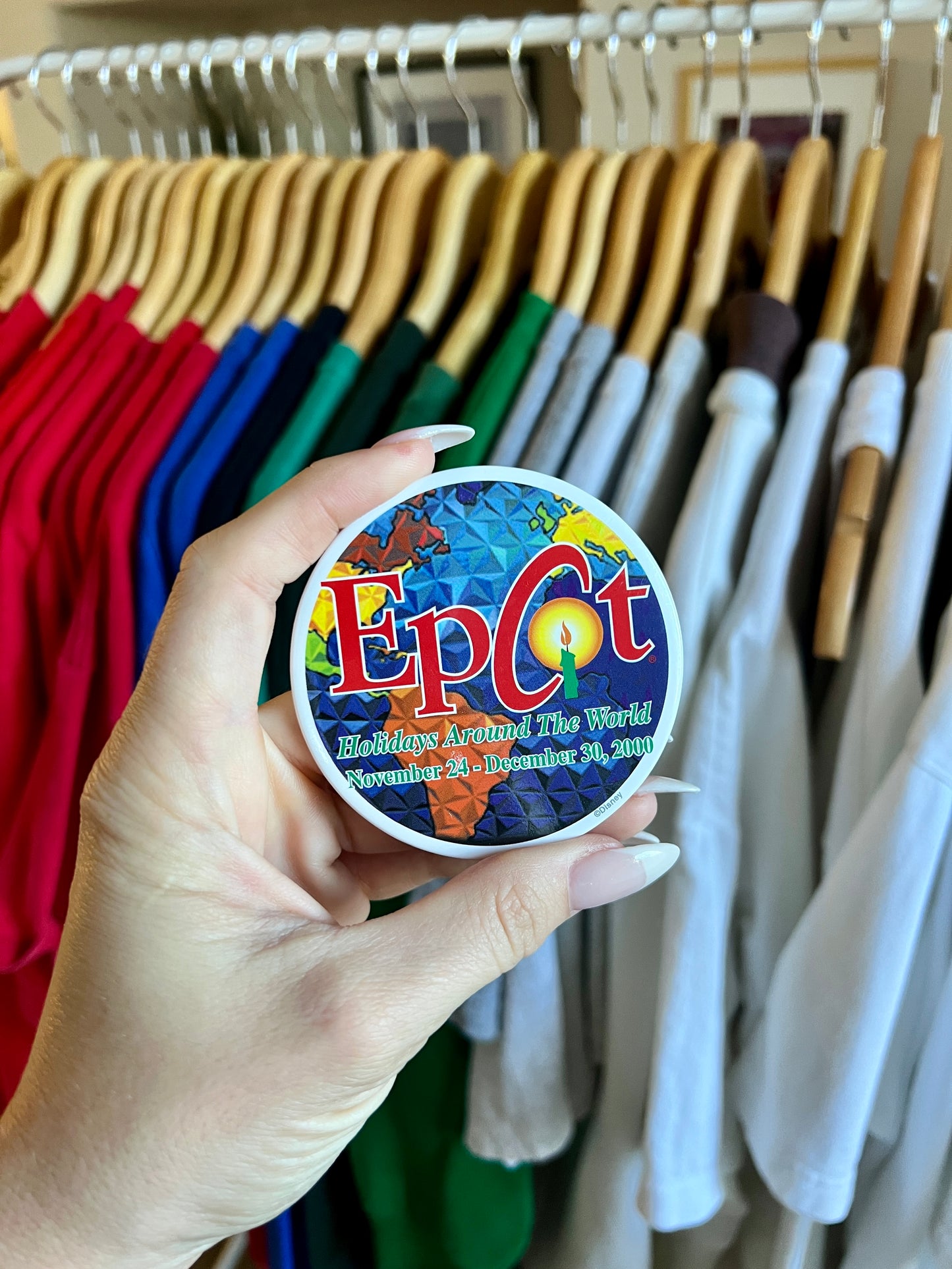 458 -2000 EPCOT Holidays Around the World Button