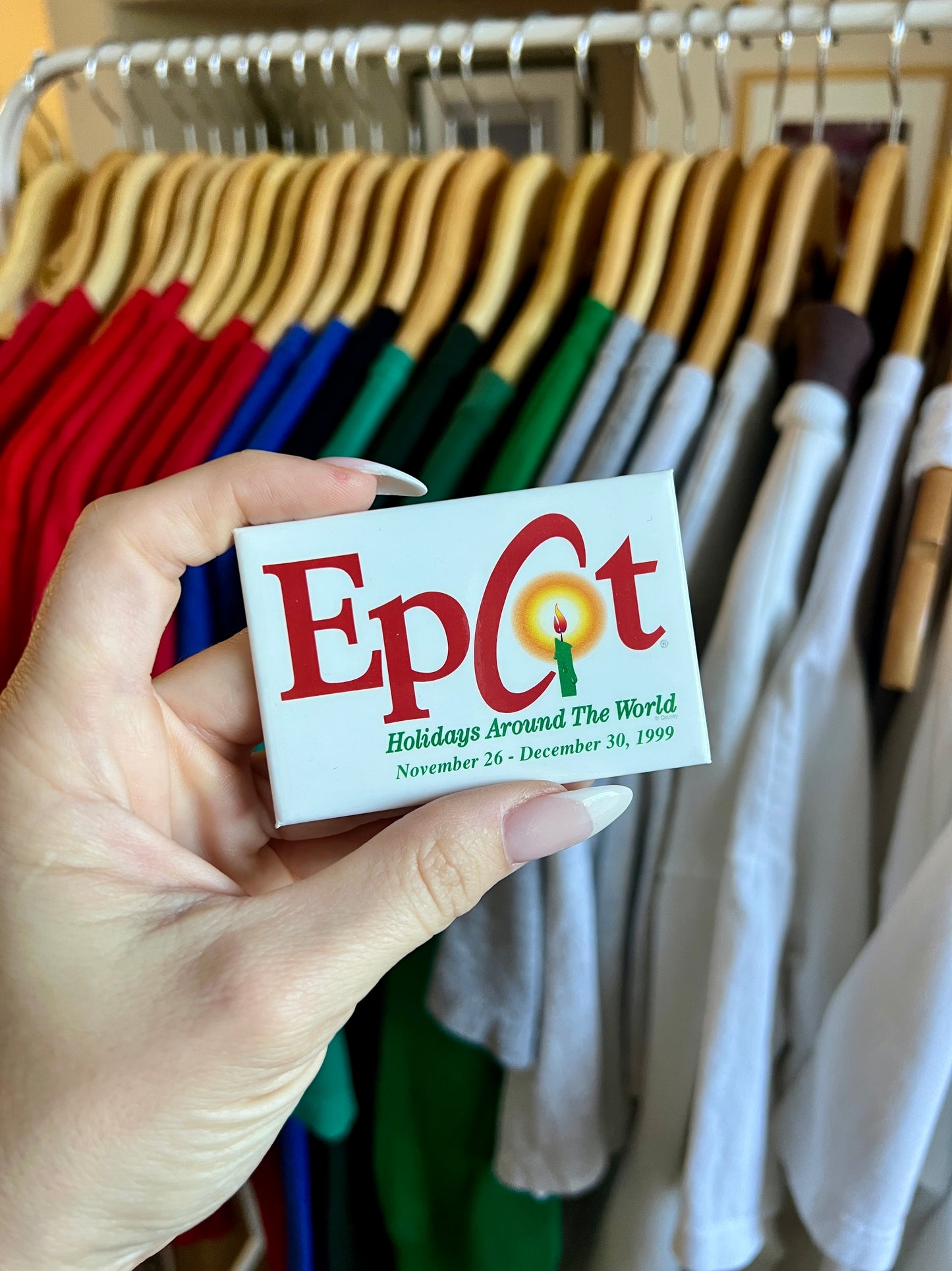 459 -1999 EPCOT Holidays Around the World Button