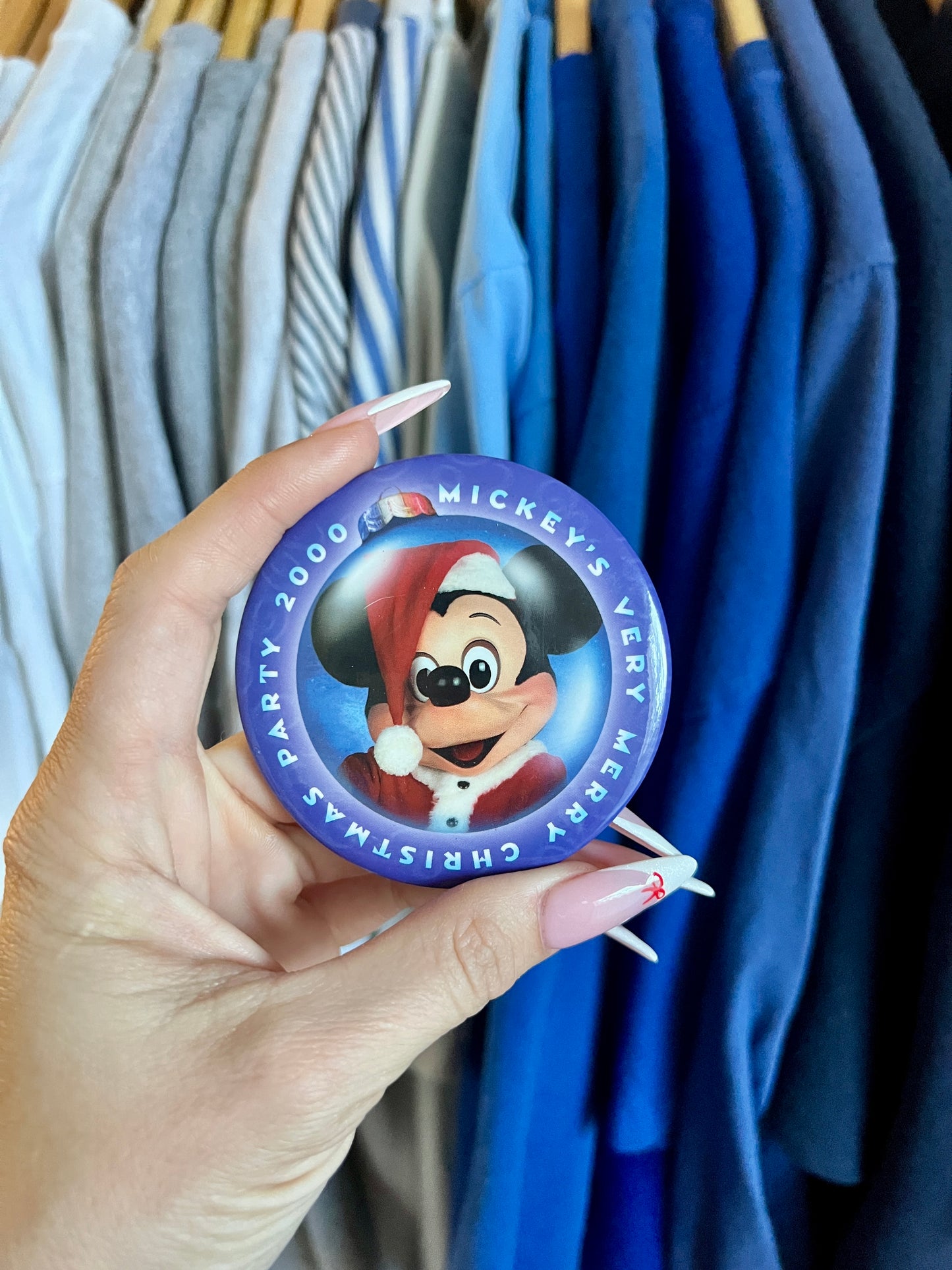 606 -Santa Mickey MVMCP 2000 Button