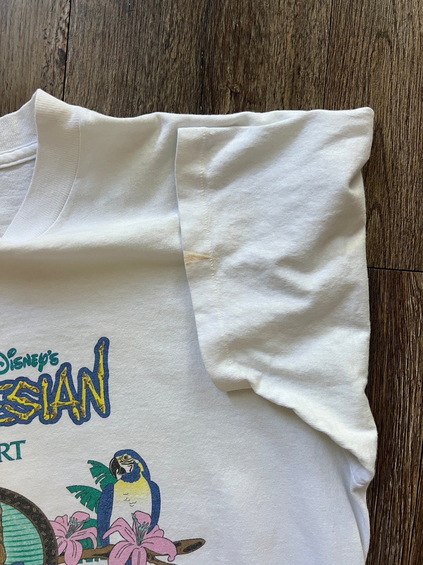 627 -White Polynesian Resort Parrot & Tiki Tee - L