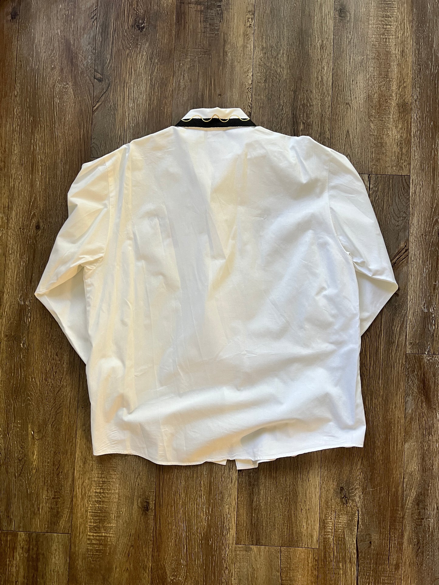 628 -White Embroidered Daisy, Donald, Mickey, Minnie Party Button Up - L