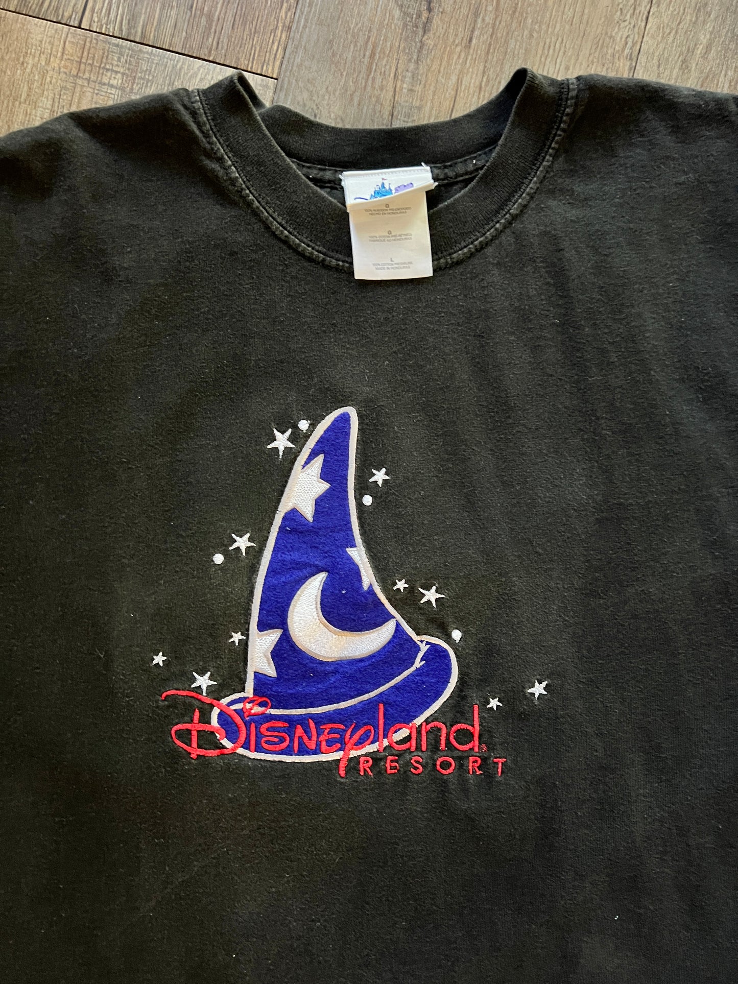 687 -Black Applique Sorcerer Mickey Hat Disneyland Resort Tee - L