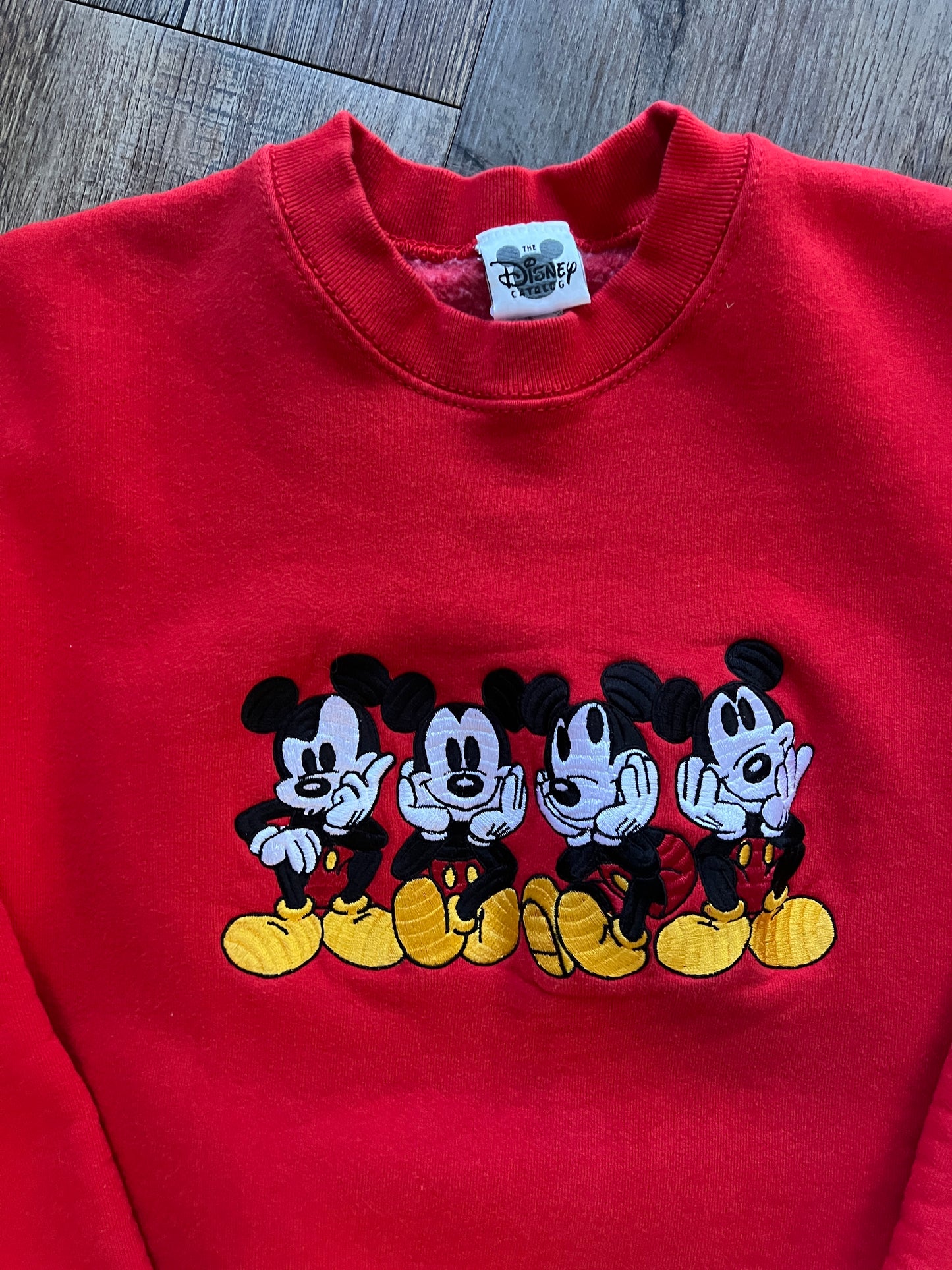 727 -Red Embrodiered Sitting Mickey Crewneck - L