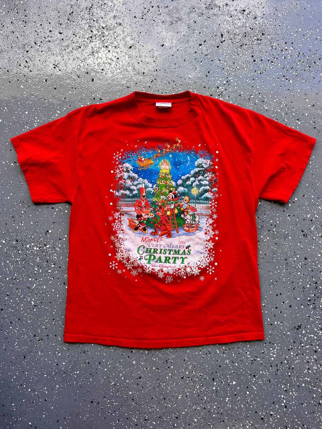 1486 - Red 2006 Mickey's Very Merry Christmas Party Tee - NT / L