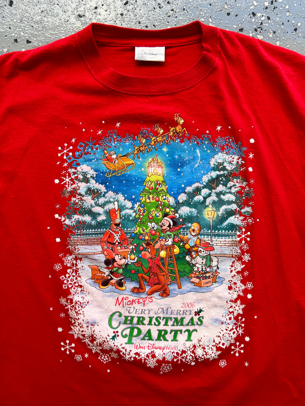 1486 - Red 2006 Mickey's Very Merry Christmas Party Tee - NT / L
