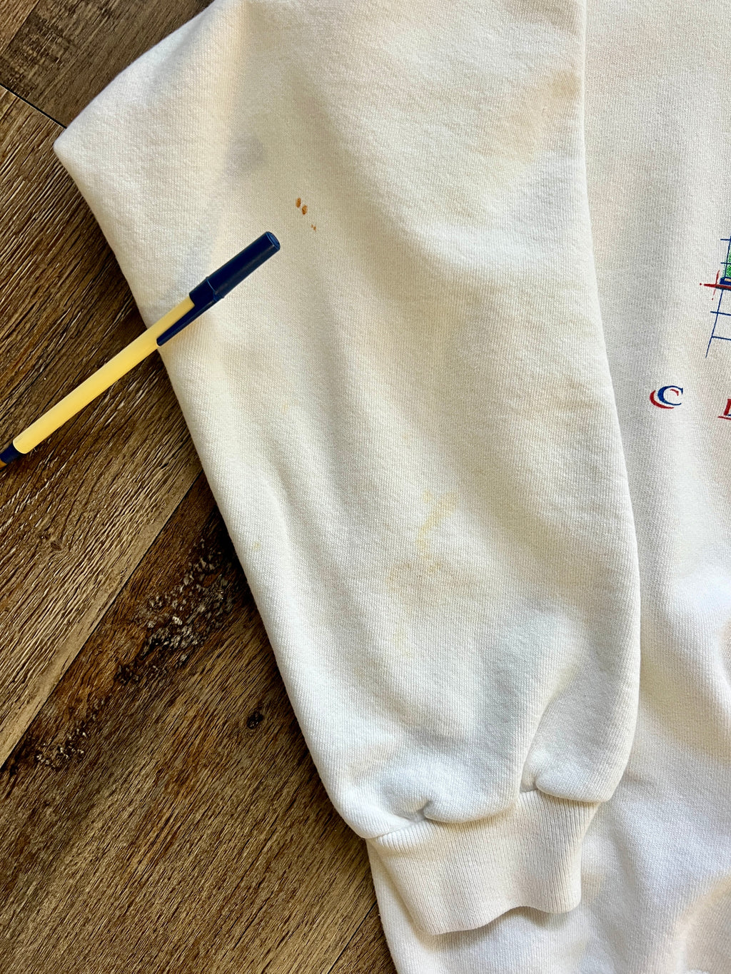 908 -White Genus Mickey Classics Applique Crewneck - M