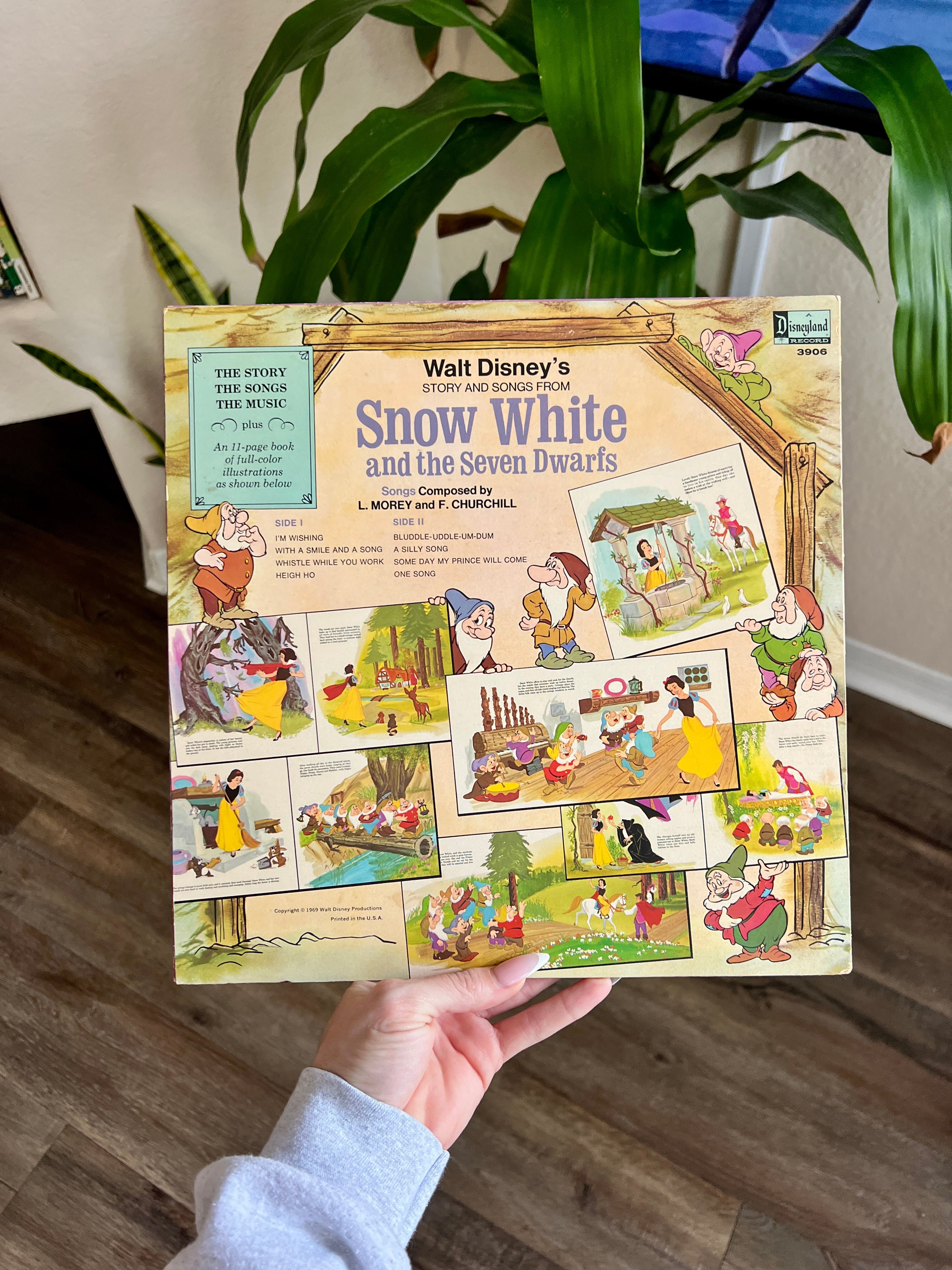 949 -Story & Songs from Snow White & The Seven Dwarfs Vinyl Record 33