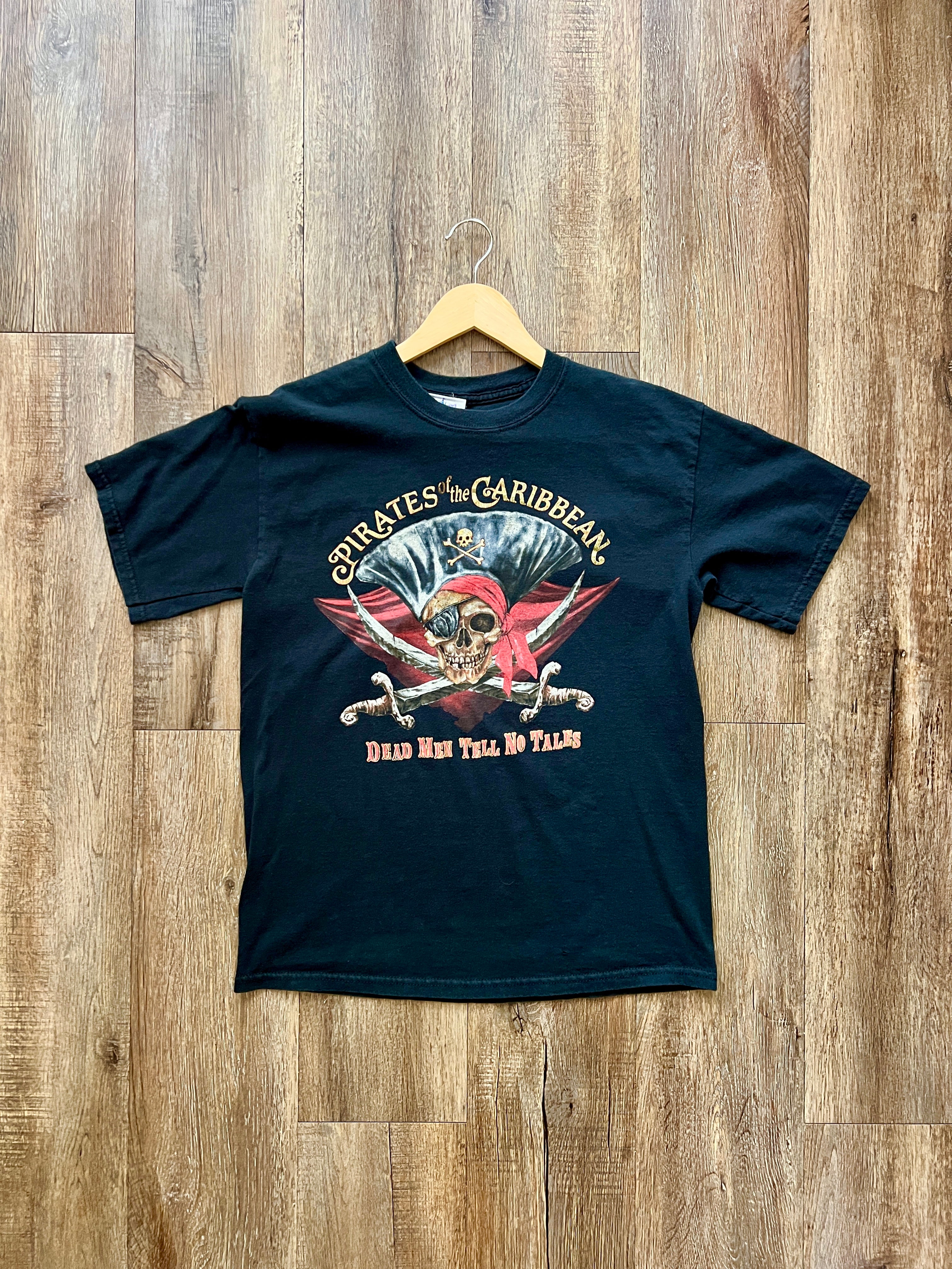 321 - Black Pirates of the Caribbean Dead Men Tell No Tales Skull Crossbones Shirt - M