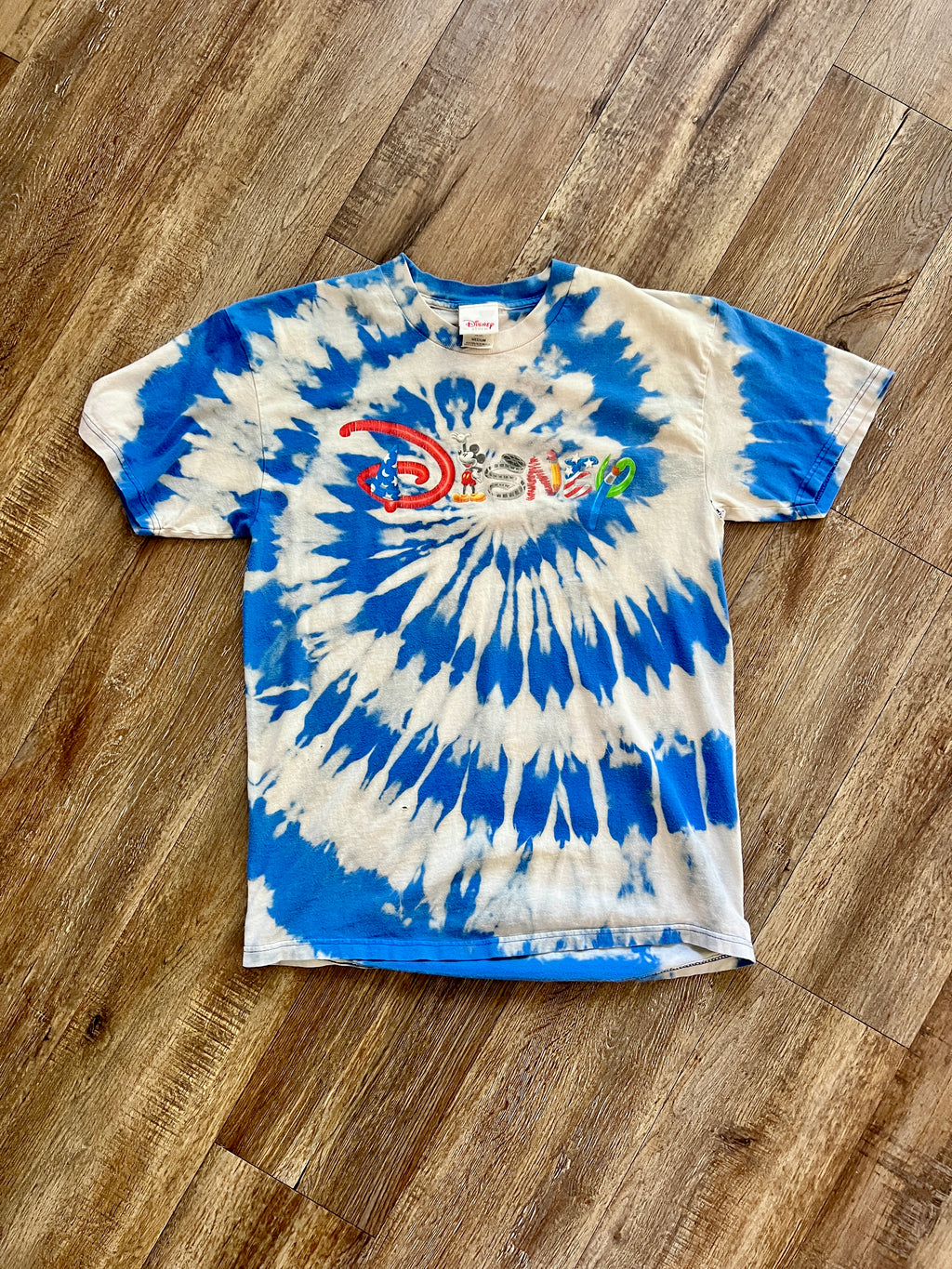 1335 - White & Blue Tie-Dye Character Letter Shirt - M