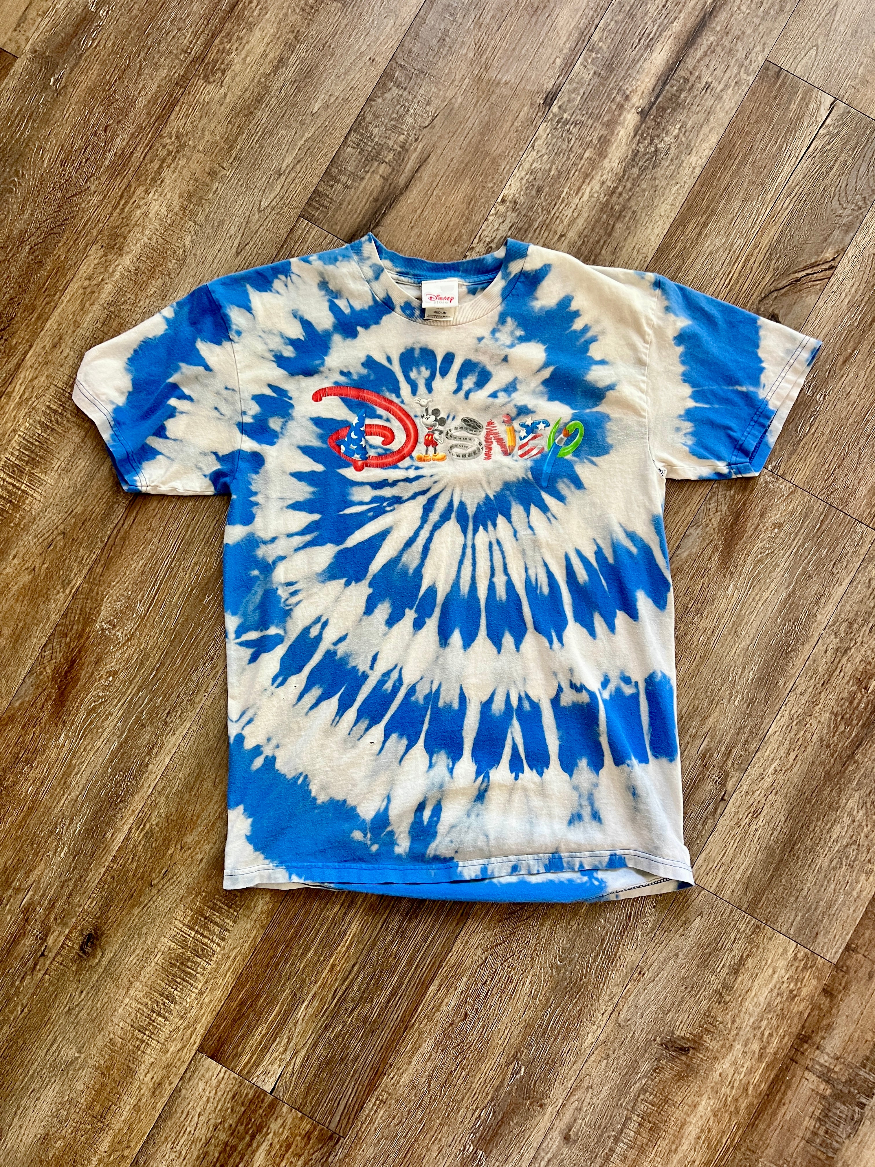 1335 - White & Blue Tie-Dye Character Letter Shirt - M