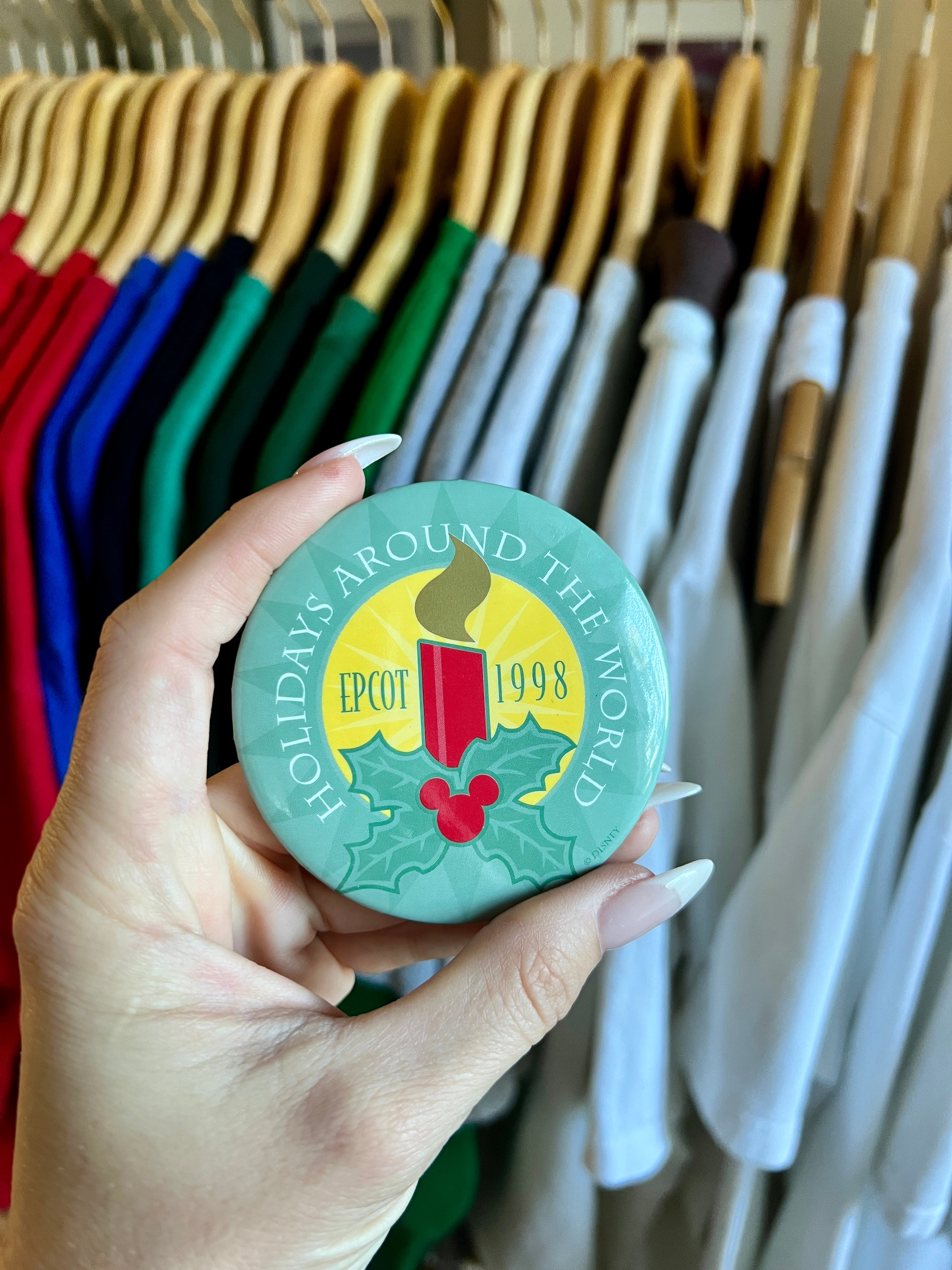 455 -1998 EPCOT Holidays Around the World Button