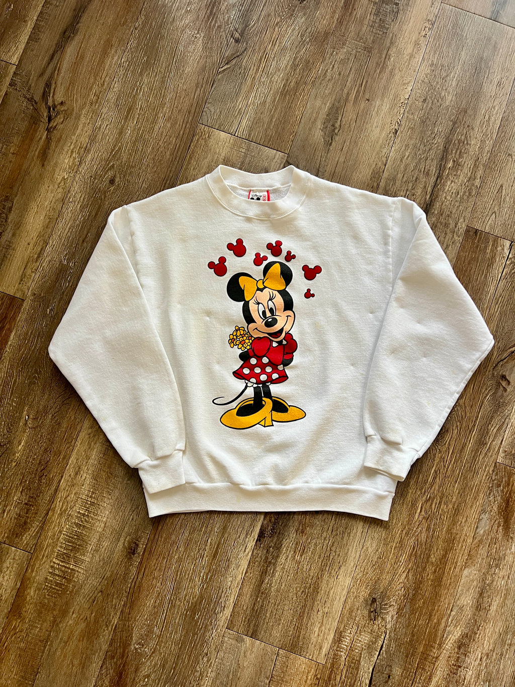 1038 -White Minnie Flower Bouquet Red Mickey Floating Hearts Crewneck - M