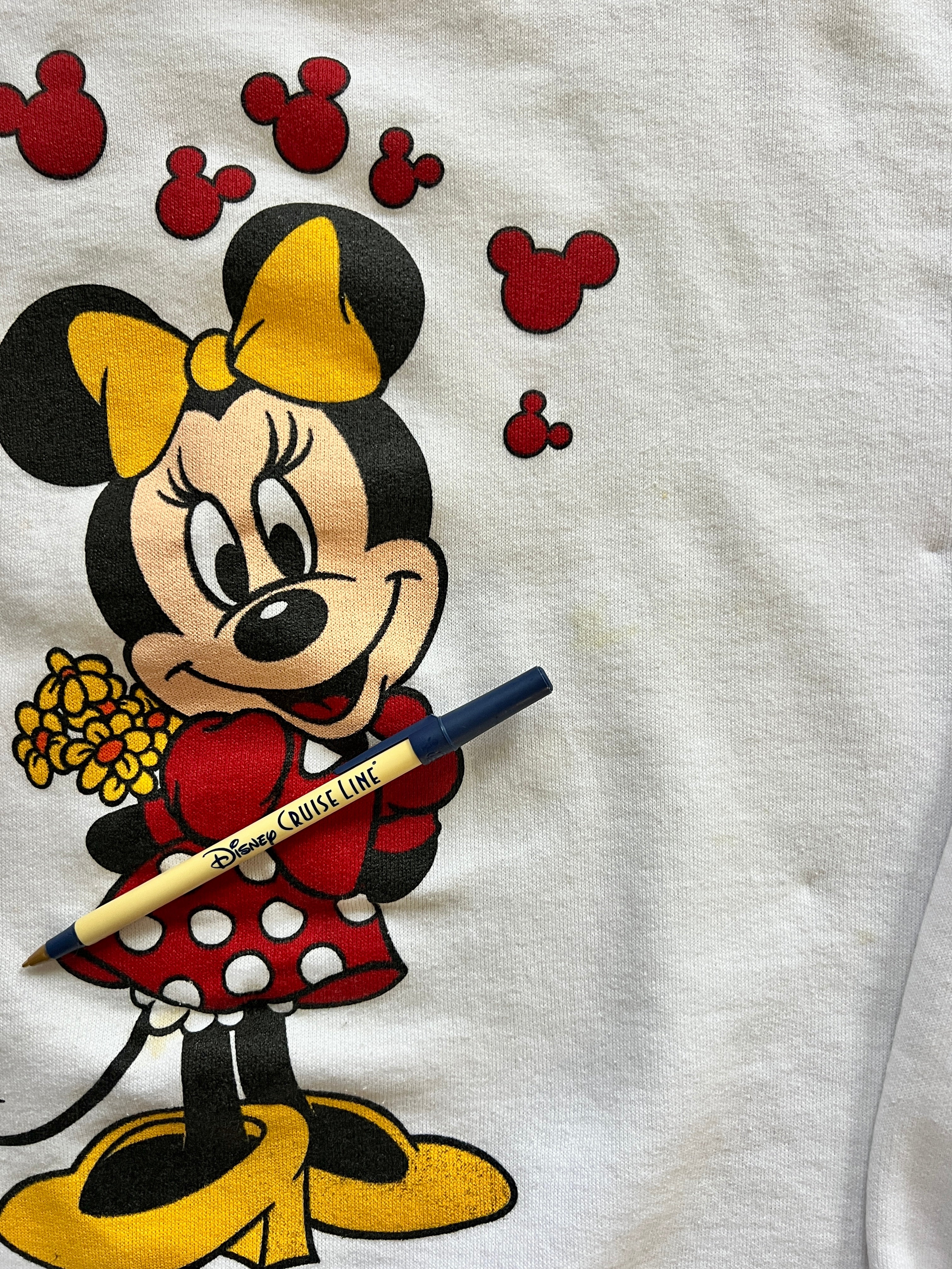 1038 -White Minnie Flower Bouquet Red Mickey Floating Hearts Crewneck - M