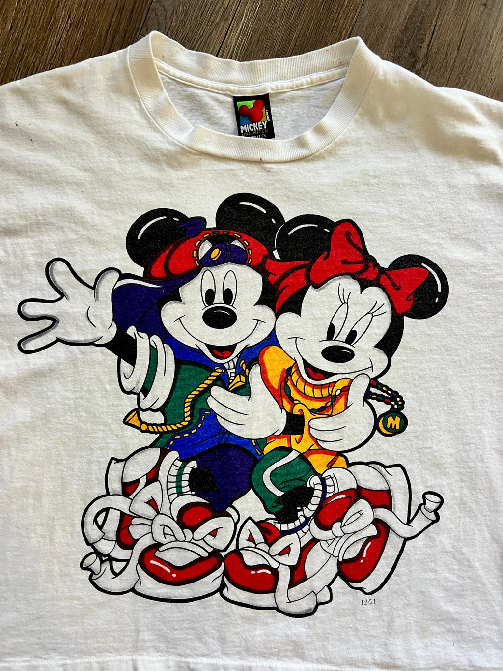 1035 -White Mickey & Minnie Hugging Mickey Unlimited Crop Tee - L