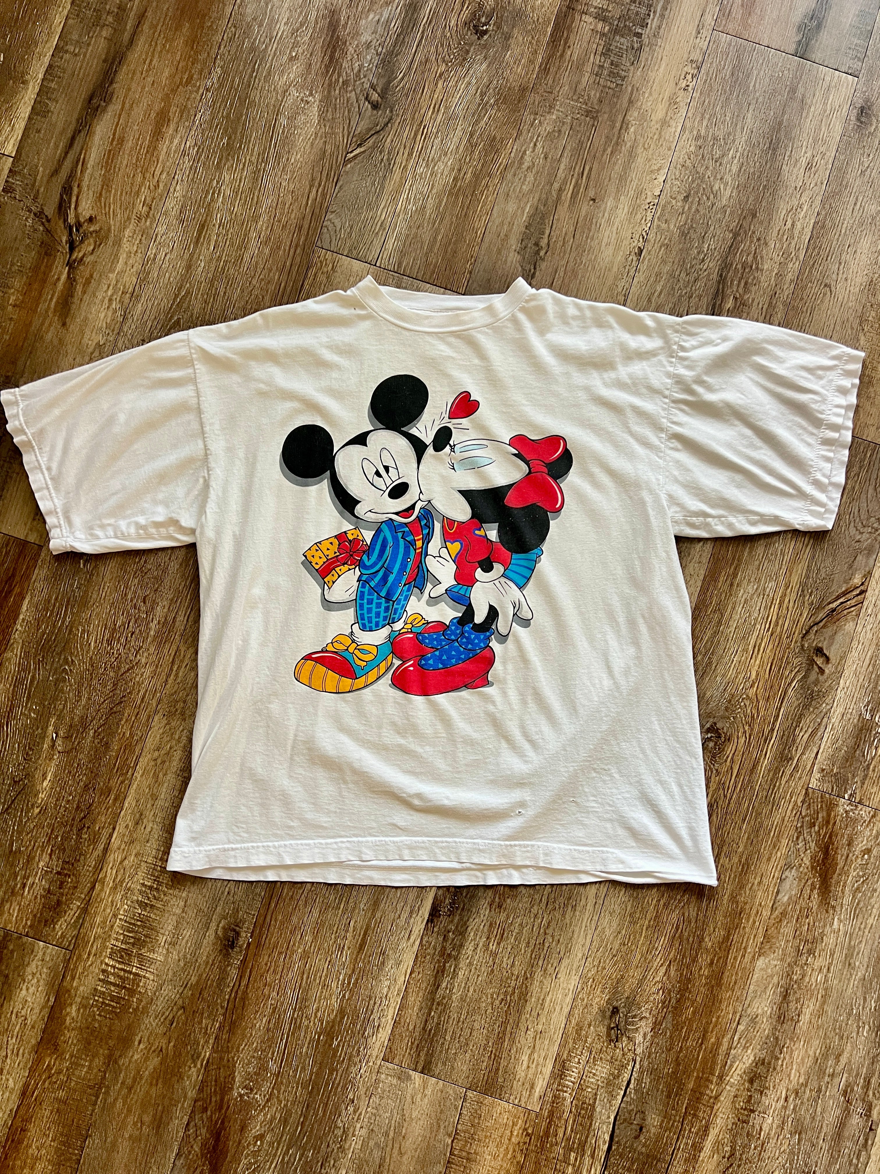 1055 -White Minnie Kissing Mickey Present Shirt - L