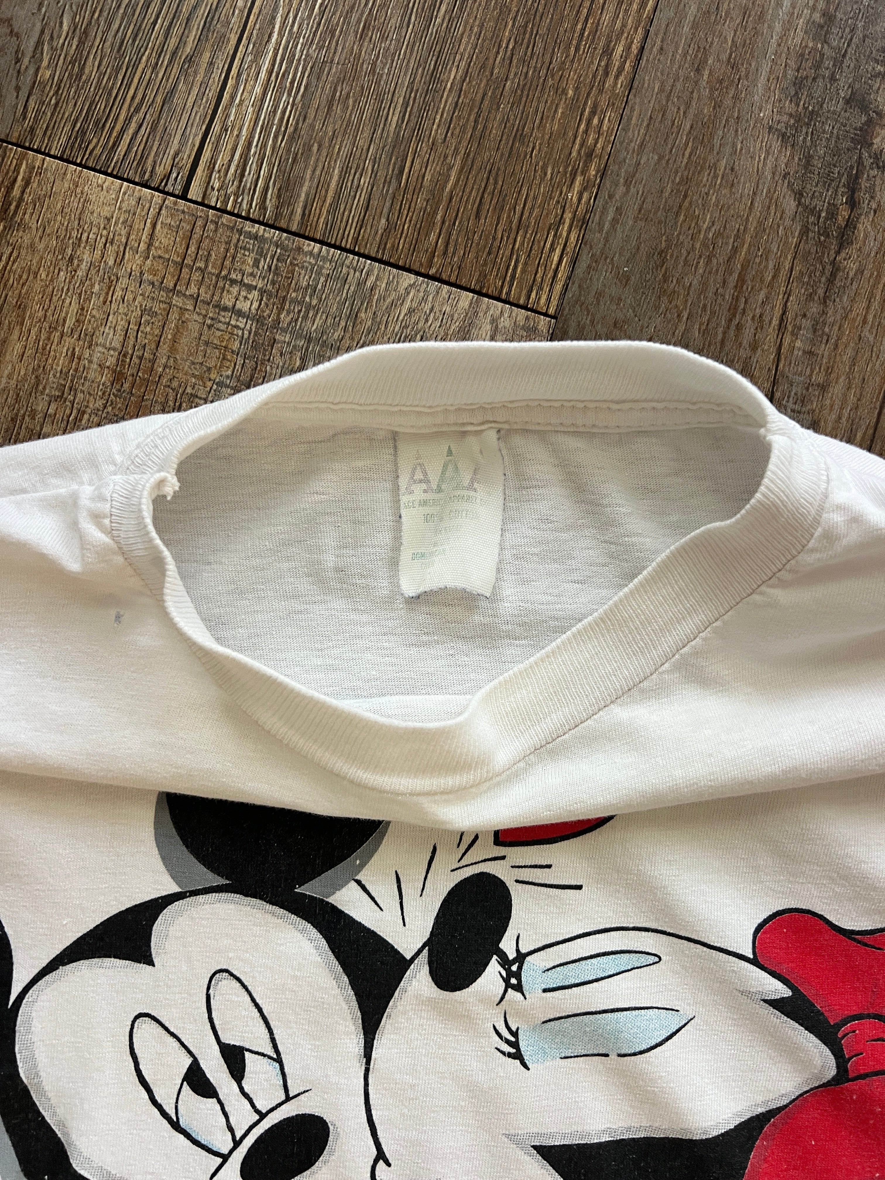 1055 -White Minnie Kissing Mickey Present Shirt - L