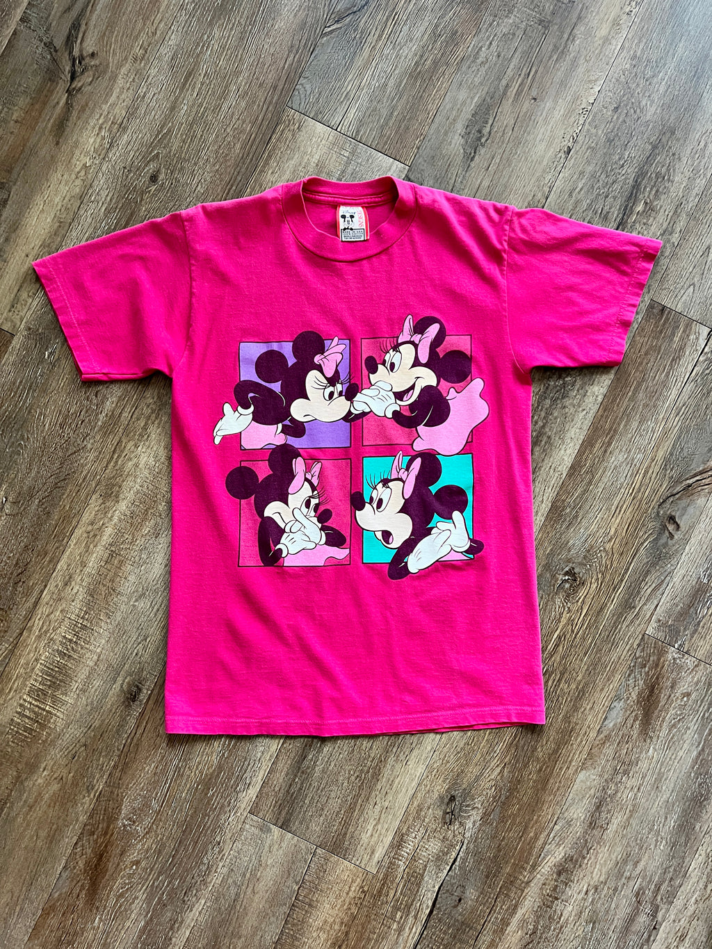 1046 -Red Minnie Range of Emotions Box Shirt - M