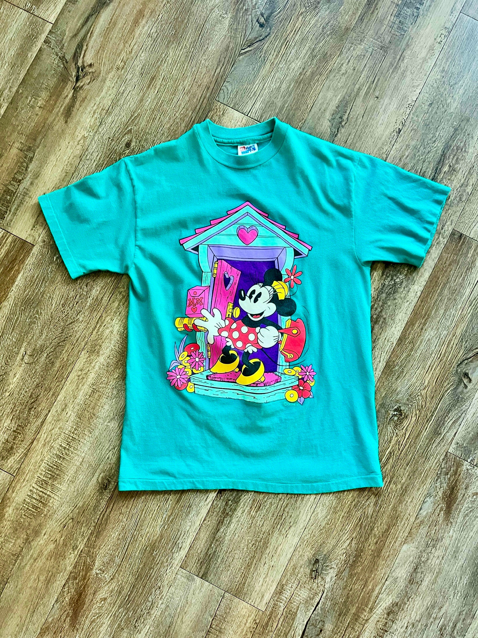 1040 -Green Minnie's House Heart Doorstep Shirt - M
