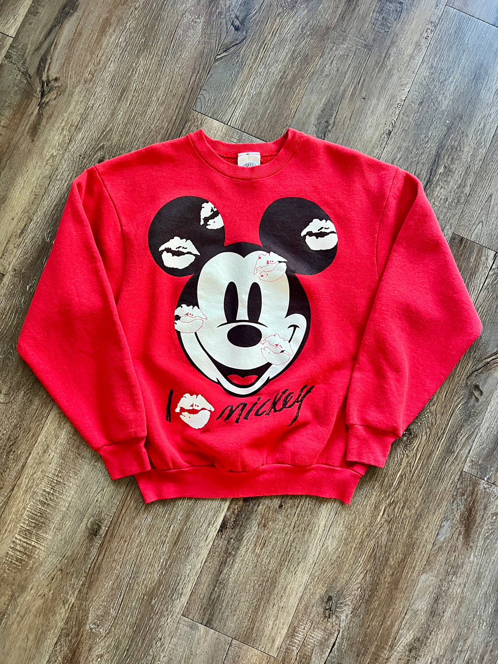 1054 -Red Big Face Mickey Kisses Crewneck - L