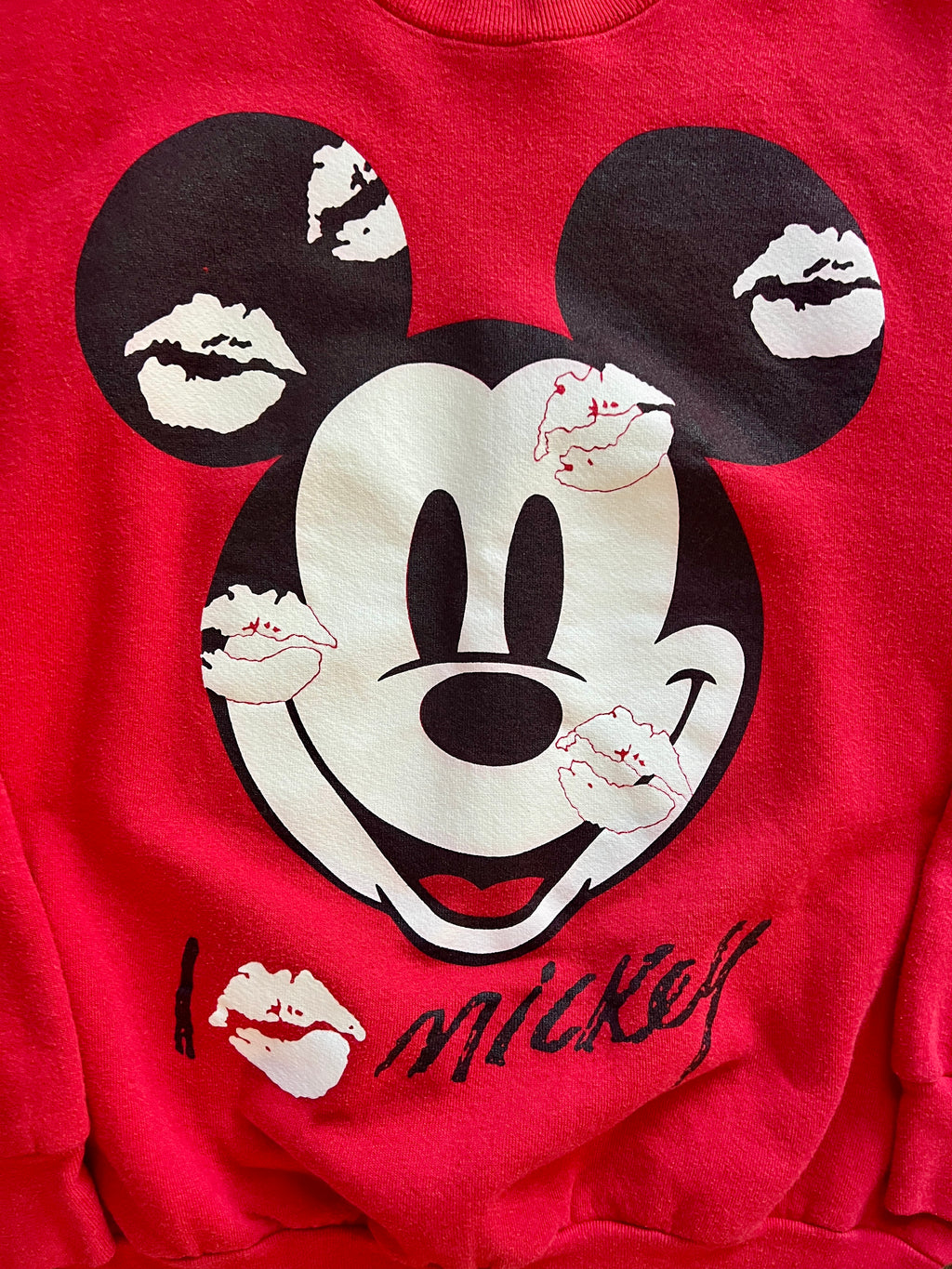 1054 -Red Big Face Mickey Kisses Crewneck - L
