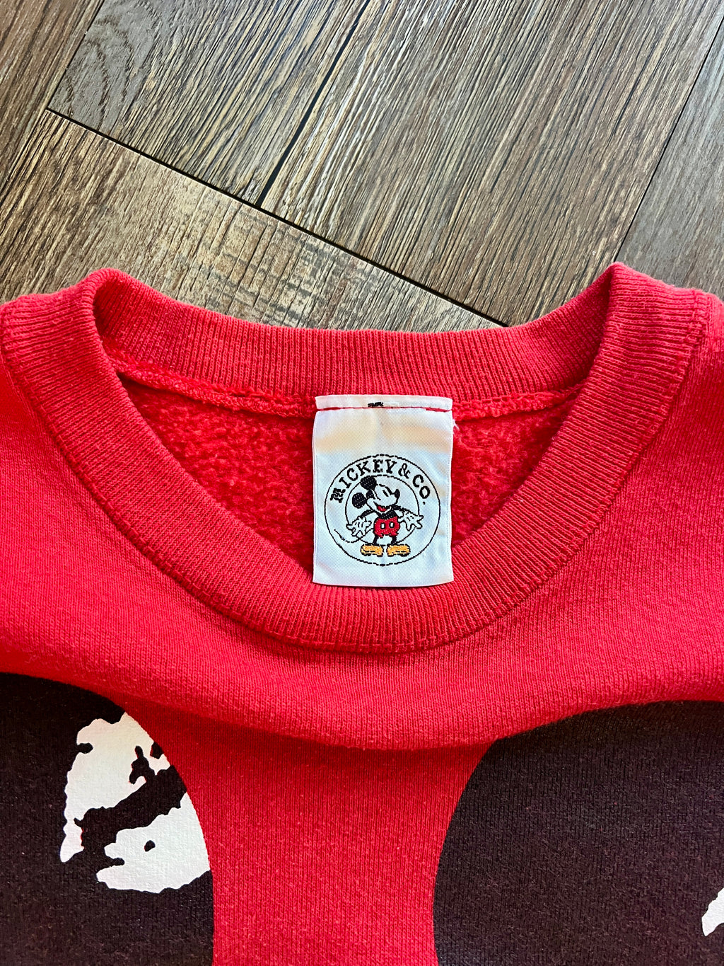 1054 -Red Big Face Mickey Kisses Crewneck - L