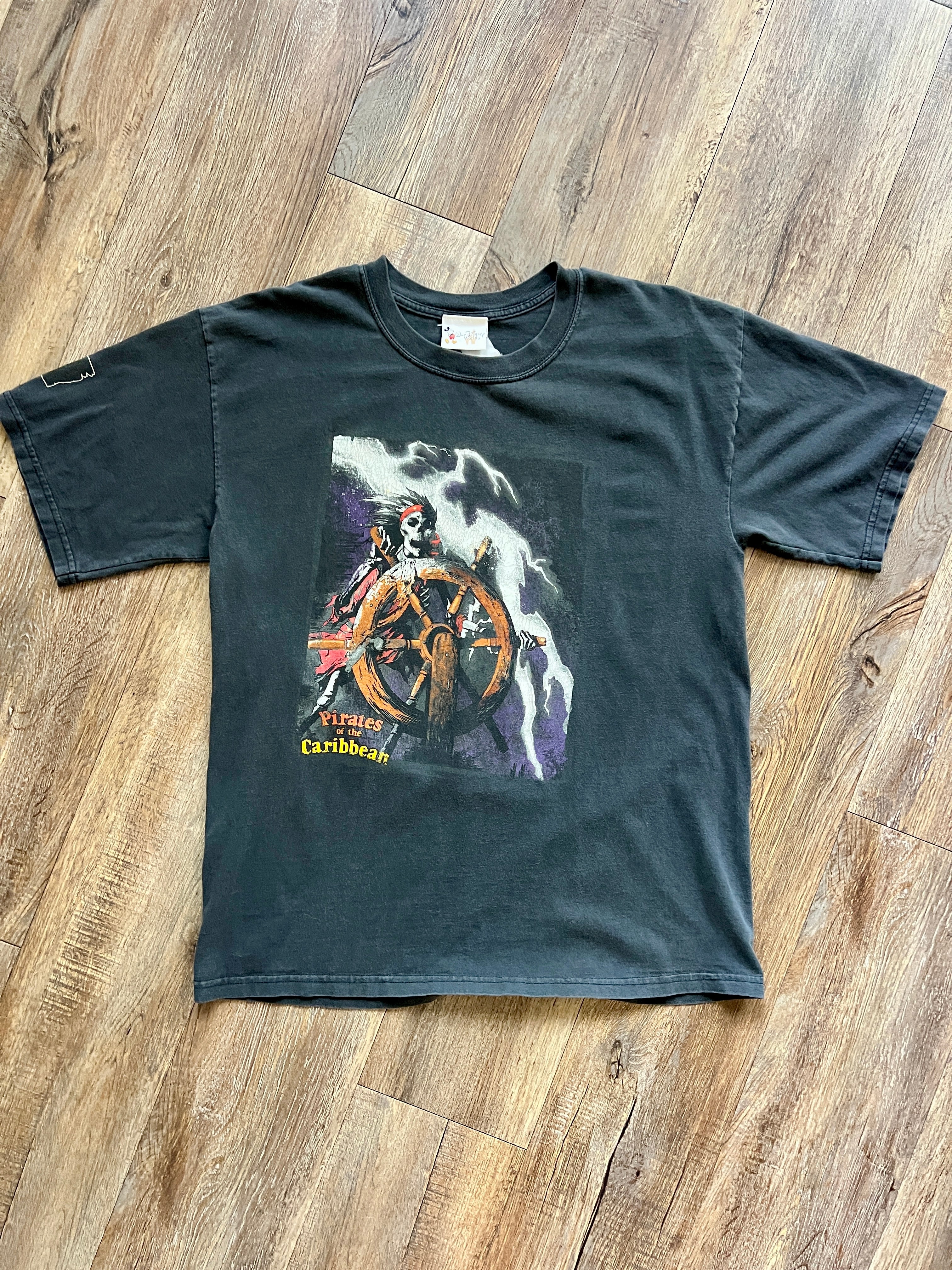 1079 -Black Pirates of the Caribbean Skeleton Steering Box Back Hit Shirt - L