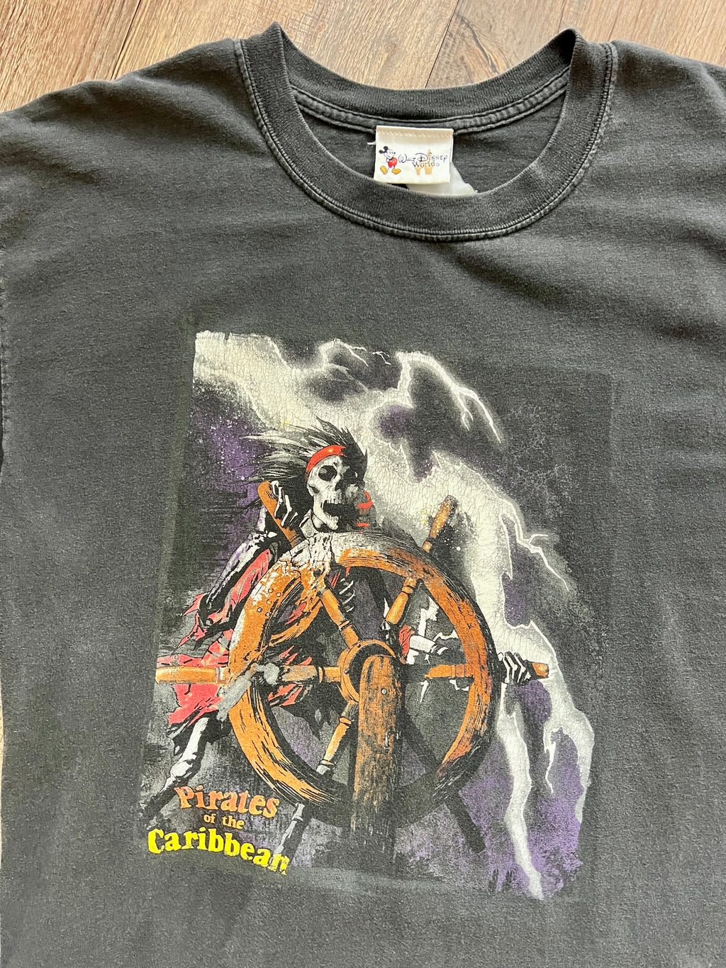 1079 -Black Pirates of the Caribbean Skeleton Steering Box Back Hit Shirt - L