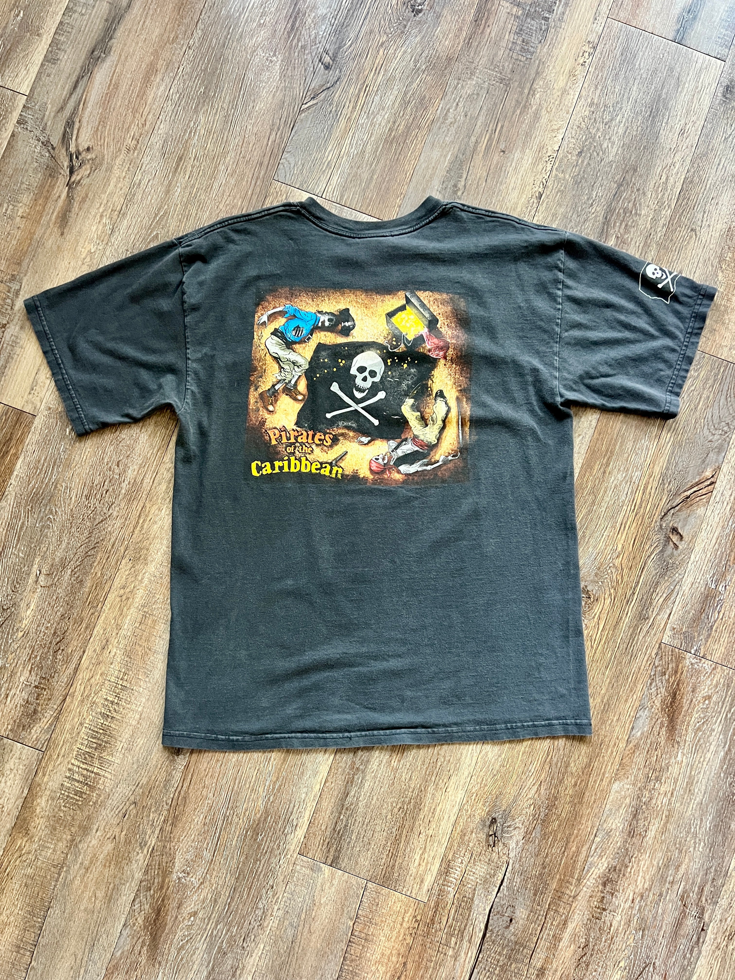 1079 -Black Pirates of the Caribbean Skeleton Steering Box Back Hit Shirt - L