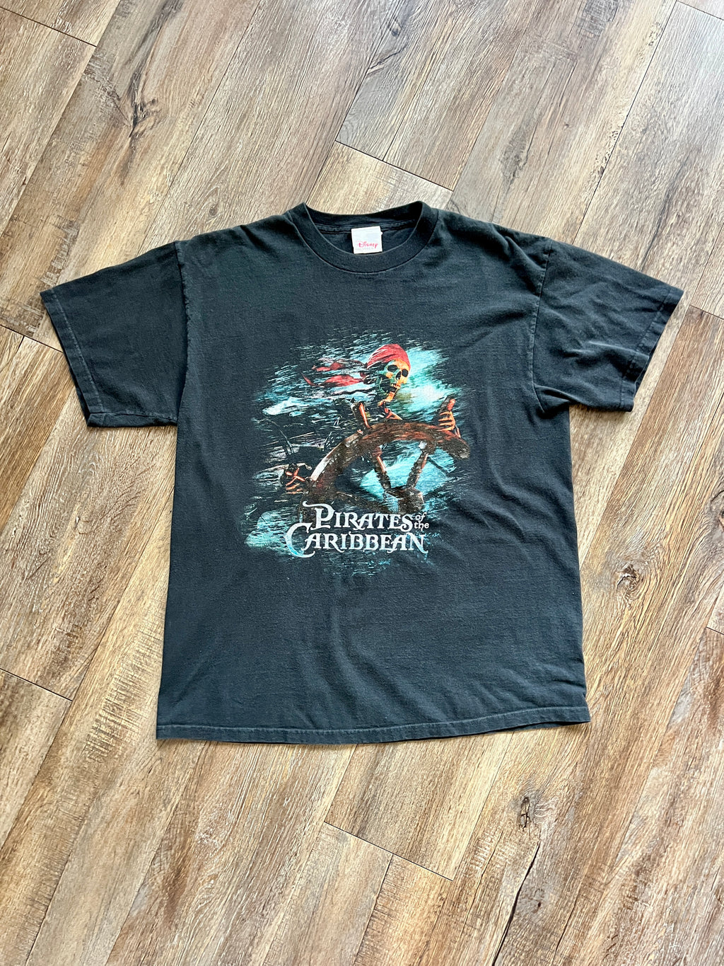 1080 -Black Pirates of the Caribbean Weathered Skeleton Sailor Steering Disney Store Shirt - L