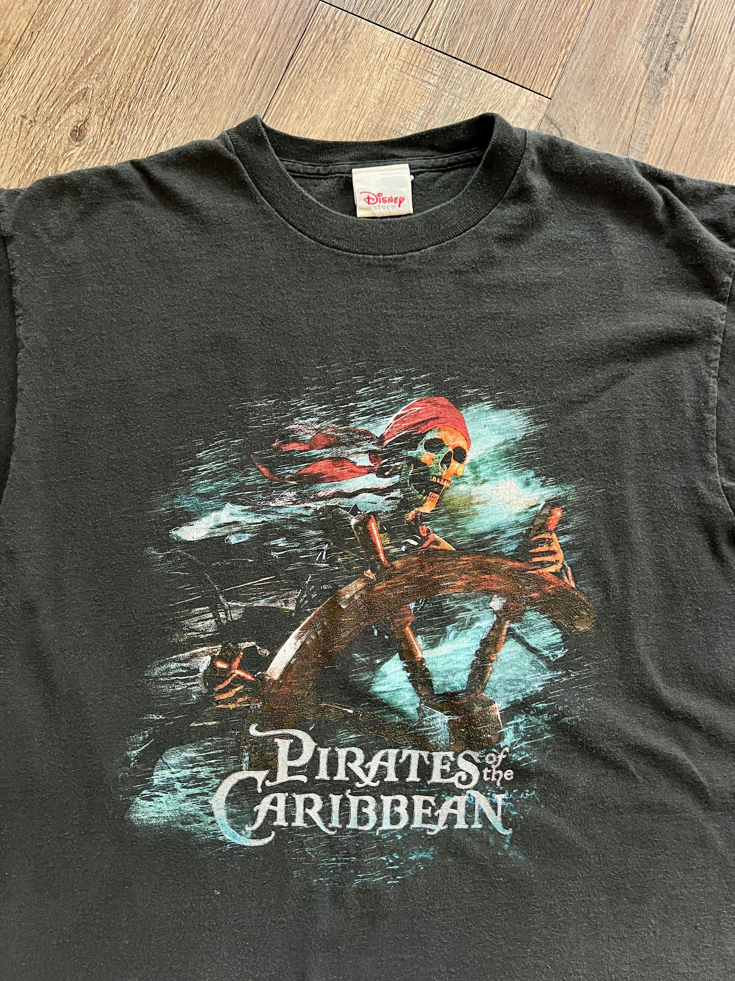 1080 -Black Pirates of the Caribbean Weathered Skeleton Sailor Steering Disney Store Shirt - L