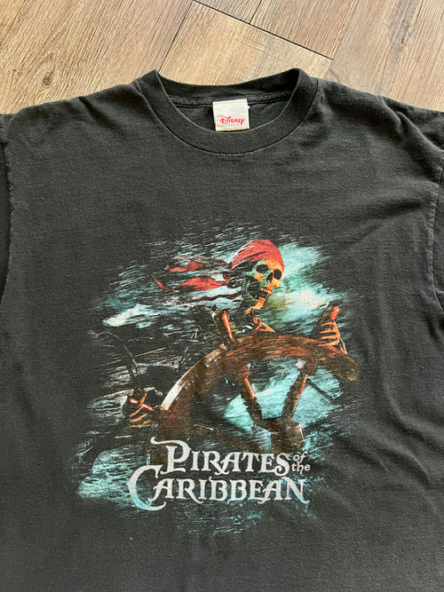 1080 -Black Pirates of the Caribbean Weathered Skeleton Sailor Steering Disney Store Shirt - L