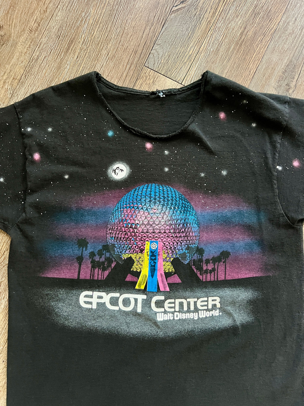 1082 -Black 1982 EPCOT Center Starry Thrashed Neck Shirt - NT / M
