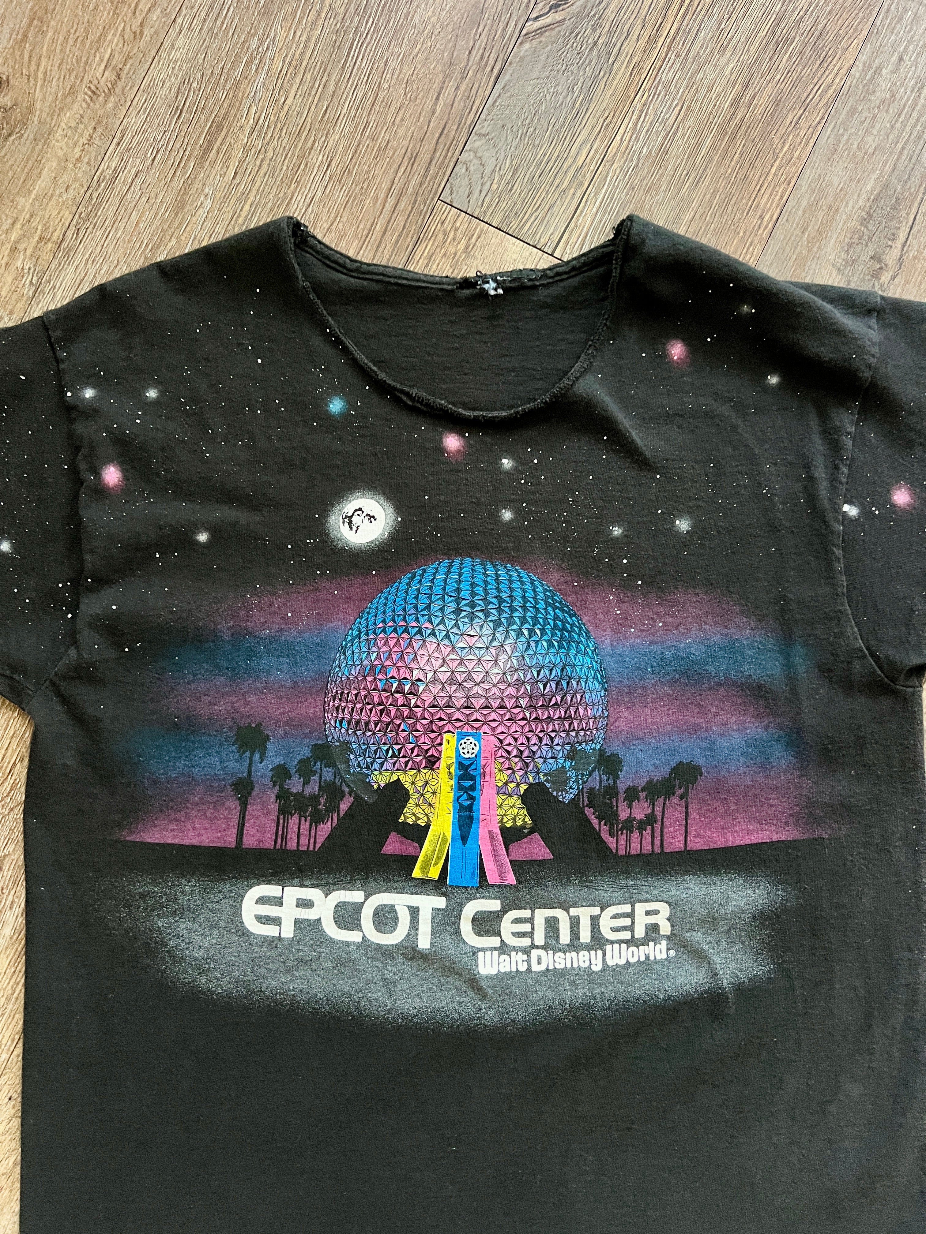 1082 -Black 1982 EPCOT Center Starry Thrashed Neck Shirt - NT / M