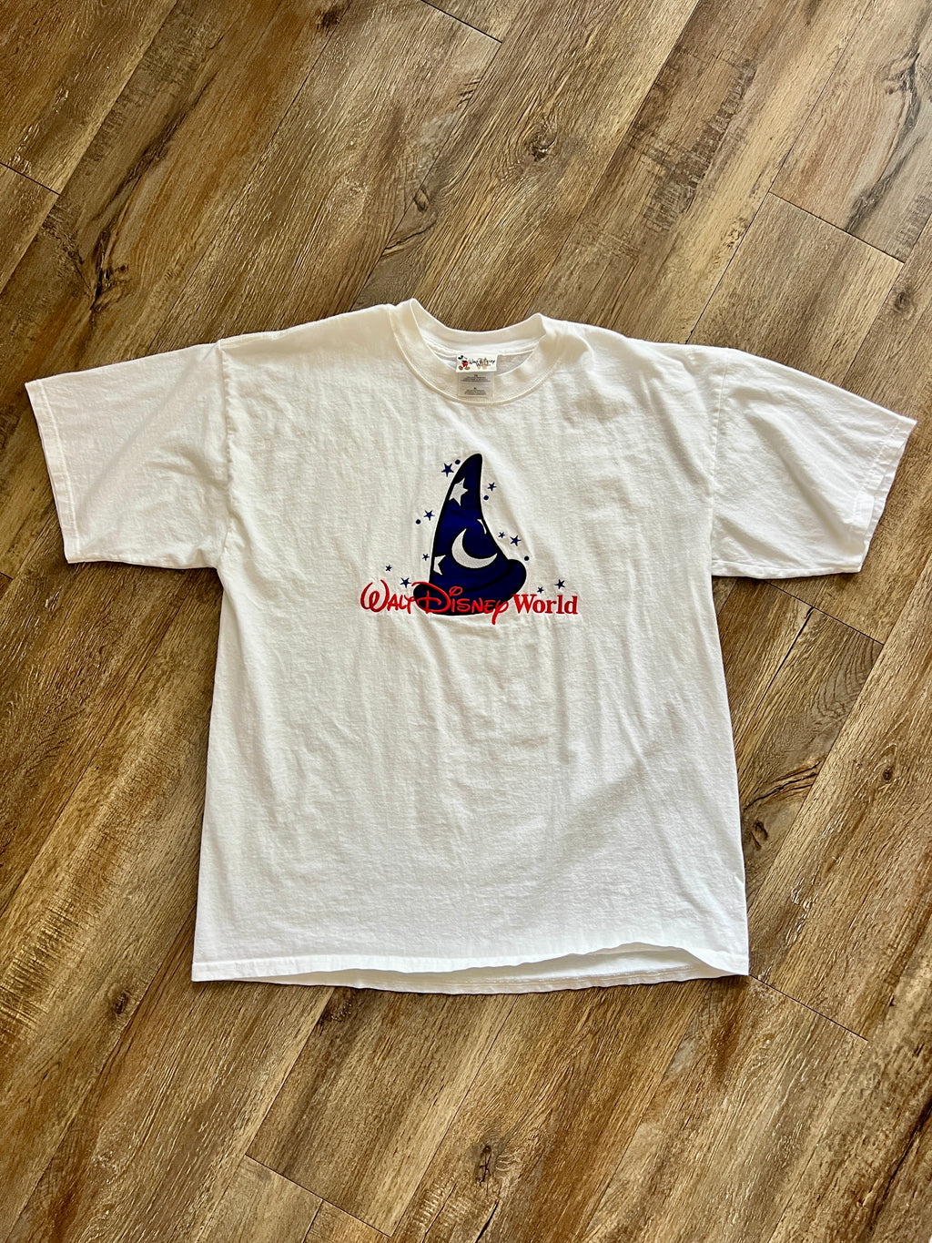 1097 -White Embroidered Sorcerer Mickey Hat WDW Shirt - XL