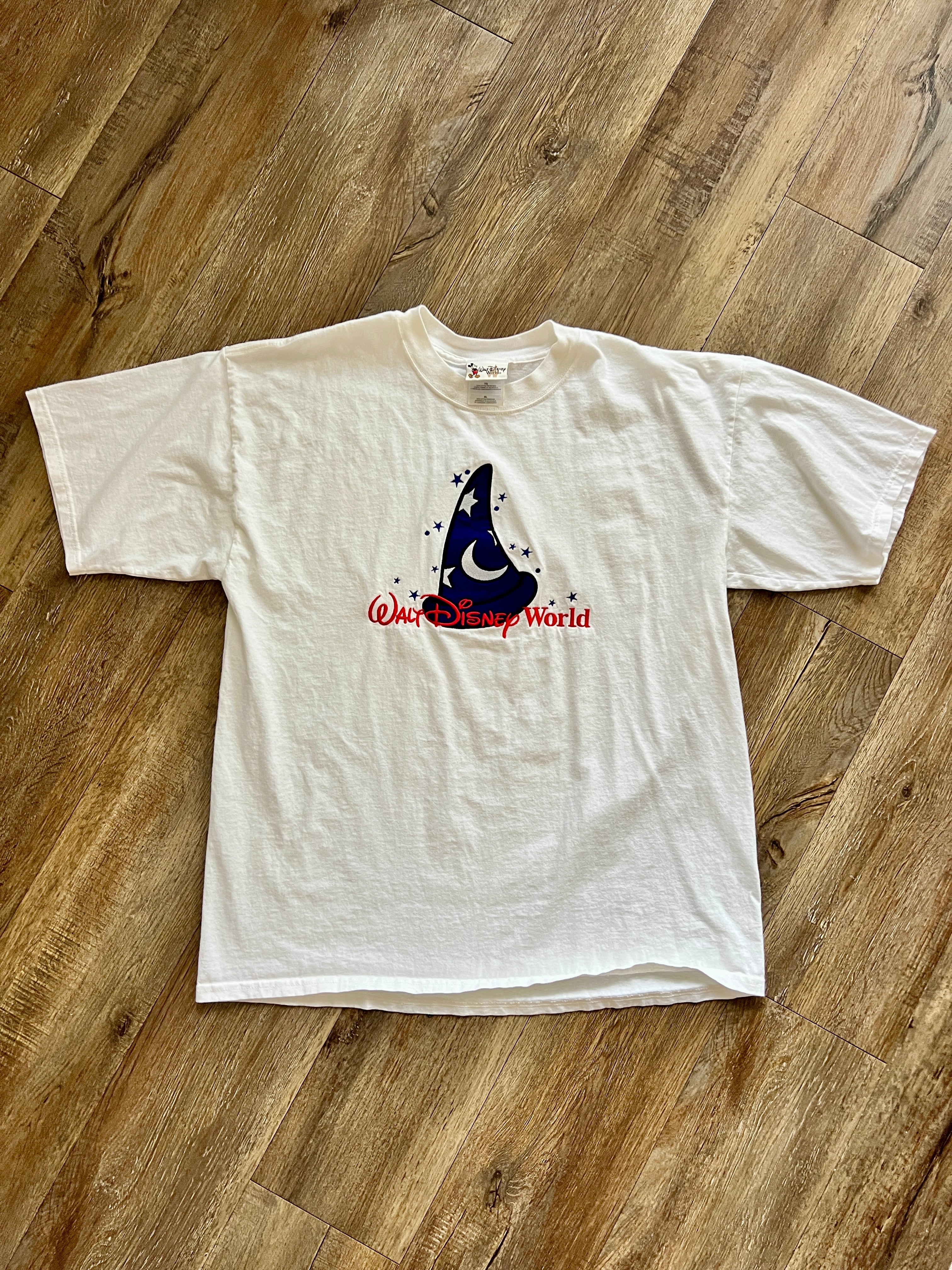 1097 -White Embroidered Sorcerer Mickey Hat WDW Shirt - XL