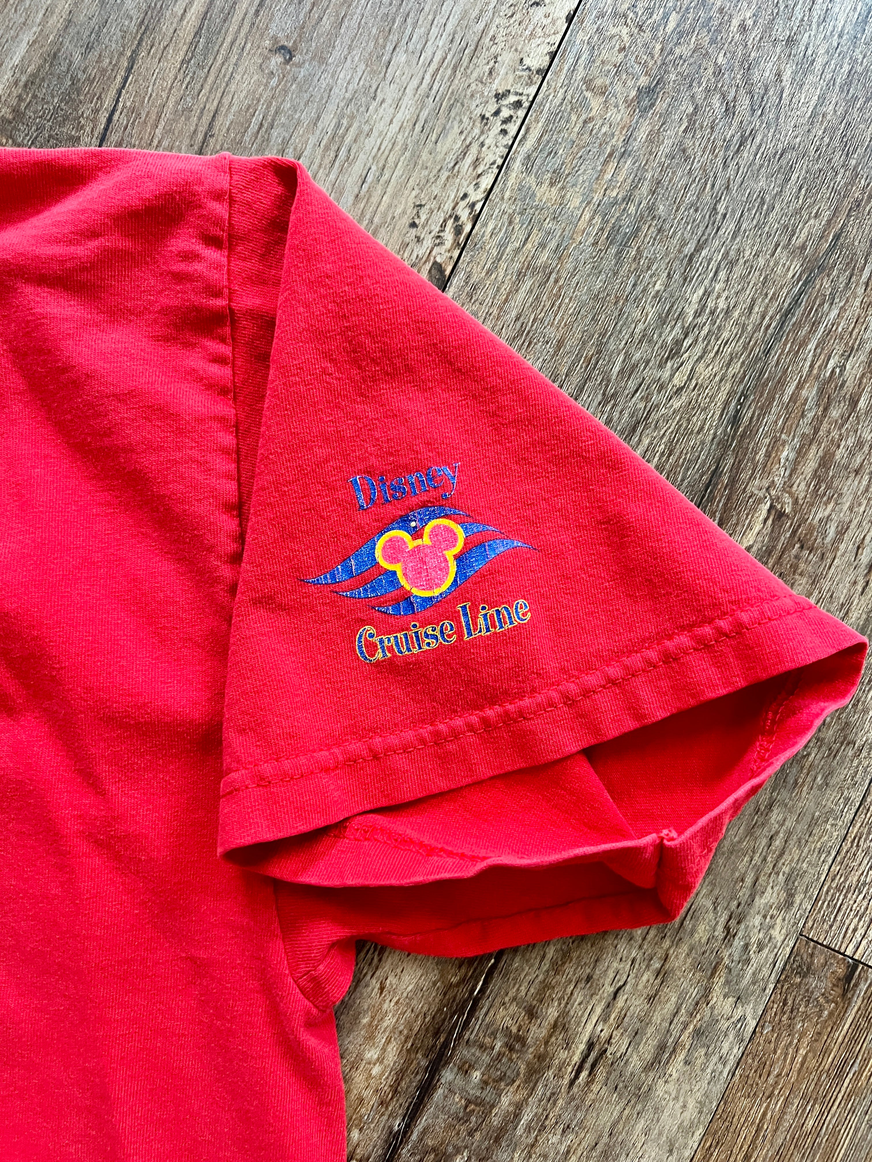 1110 -Red Tourist Goofy Knot A Clue DCL Shirt - L