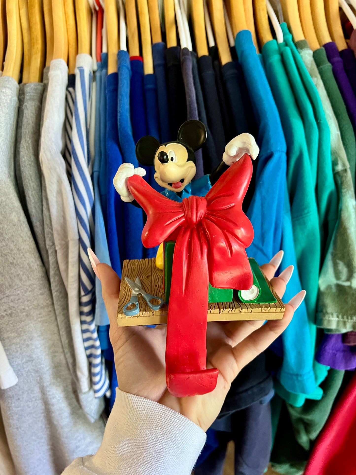 619 -Mickey Unlimited Mickey Wrapping Present Stocking Hanger