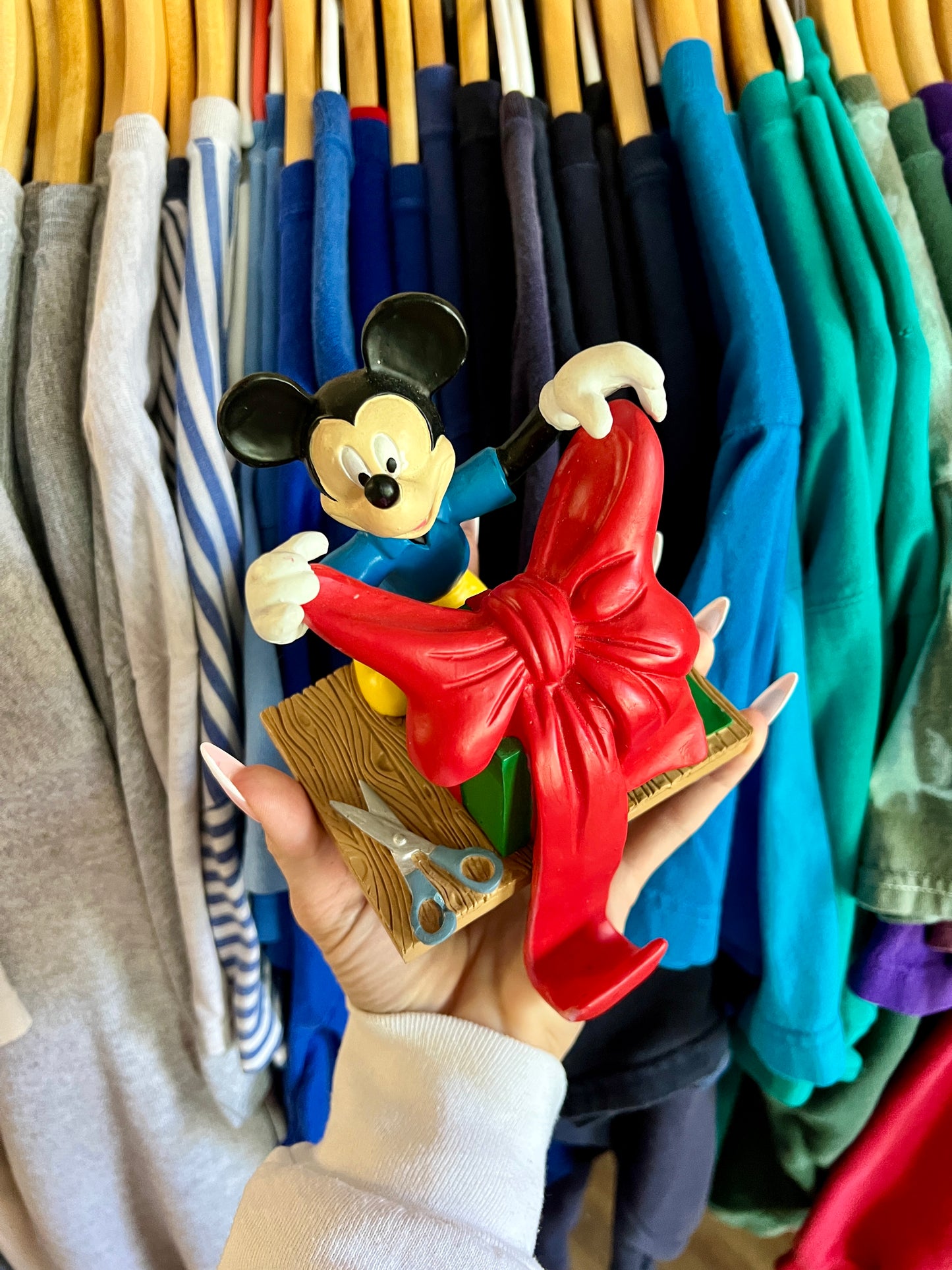 619 -Mickey Unlimited Mickey Wrapping Present Stocking Hanger