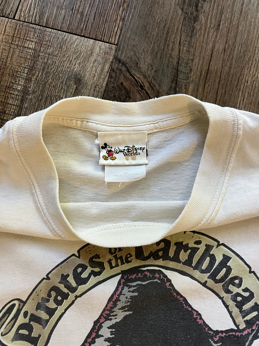 684 -Tan Pirates of the Caribbean WDW Logo Pirate Skull & Crossbones Tee - XL