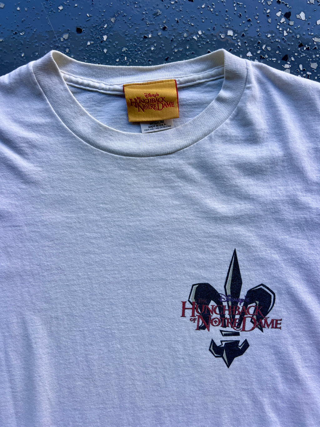 1413 - White Huinchback of Notre Dame Fleur de Lis Tee - M