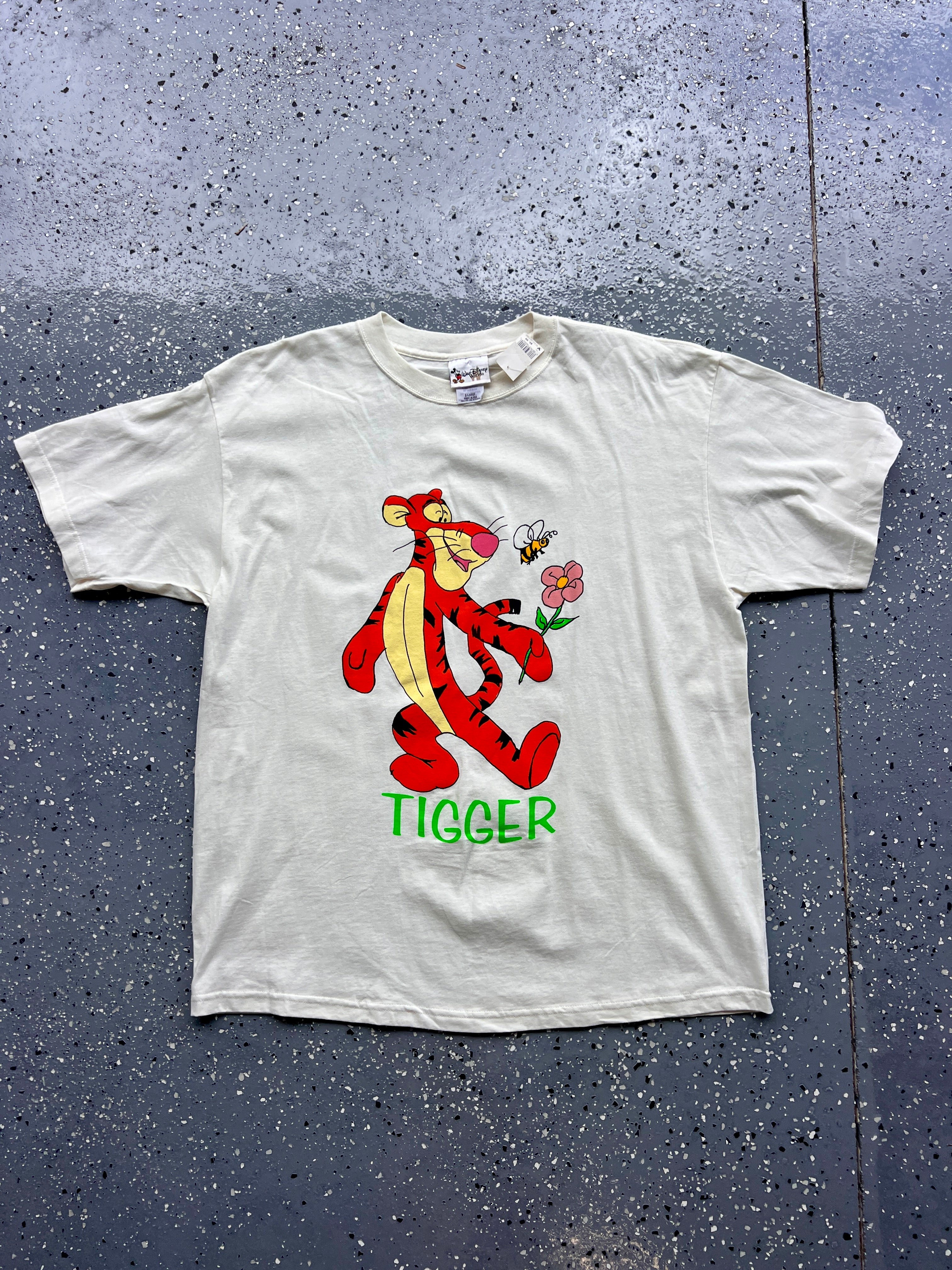 1453 - NWT White Tigger with Flower Drawing Tee - XL
