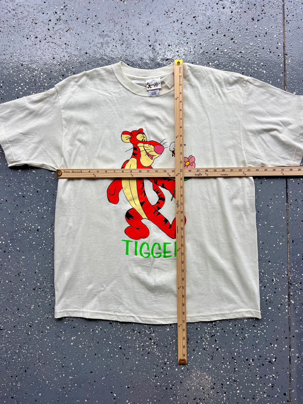 1453 - NWT White Tigger with Flower Drawing Tee - XL